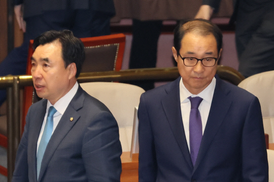 윤관석·이성만 무소속 의원이 12일 열린 국회 본회의에서 체포동의안 표결 결과를 기다리고 있다. 두 의원에 대한 체포동의안은 부결됐다. 연합뉴스.